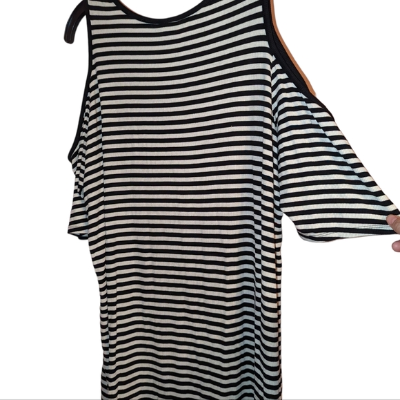 Torrid 3X Cold Shoulder (cutout) Skull & Rose Tunic Top - Picture 5 of 6